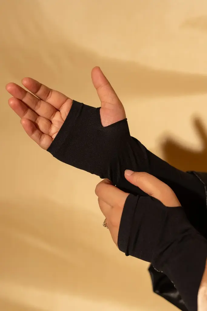 Thumb Loop Hand Sleeve - Black
