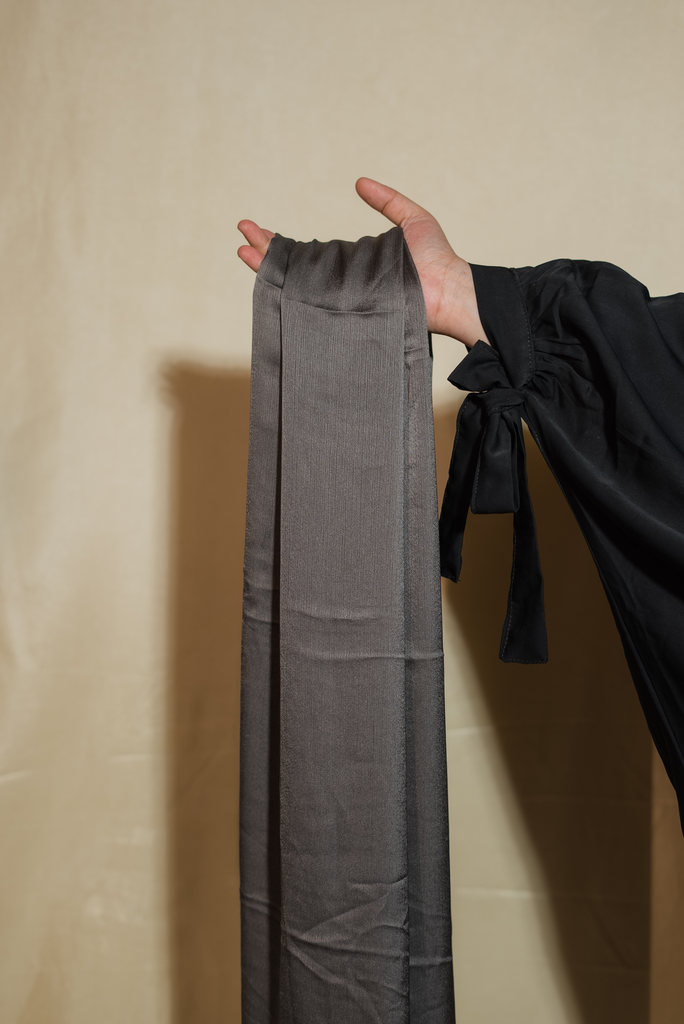 [HDCMSH299] Muna Satin - Graphite