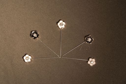 [HDCSPN269] Black & White Flower Pin